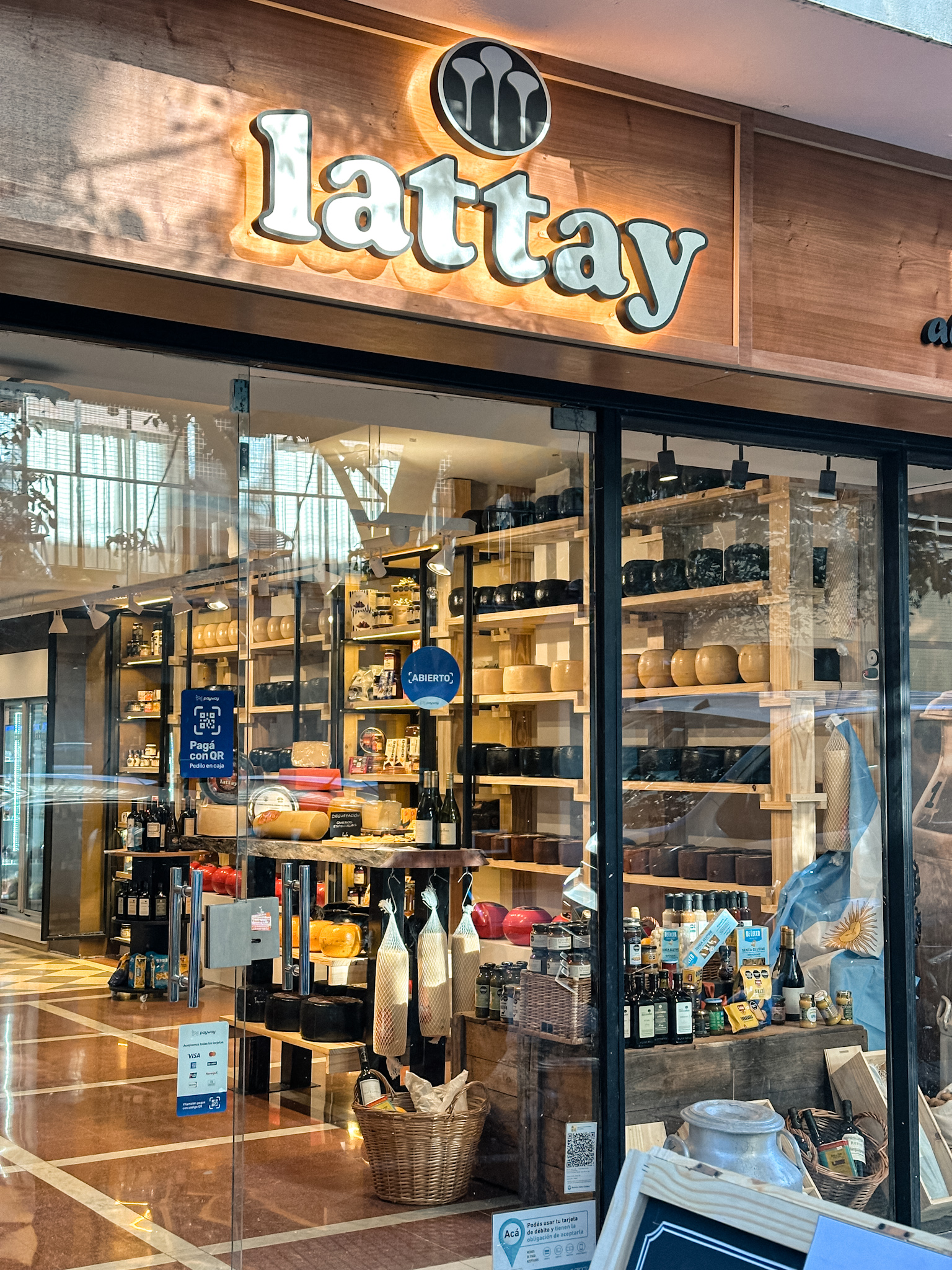 Local Lattay quesos