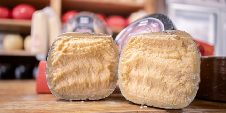 Esos puntitos blancos y crujientes en el queso: la tirosina