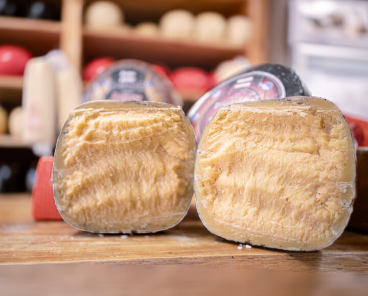 Esos puntitos blancos y crujientes en el queso: la tirosina